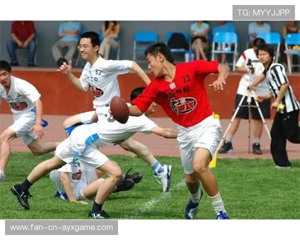 “腰旗式美式橄榄球：竞技新趋势在成都七中东部赛场燃爆”